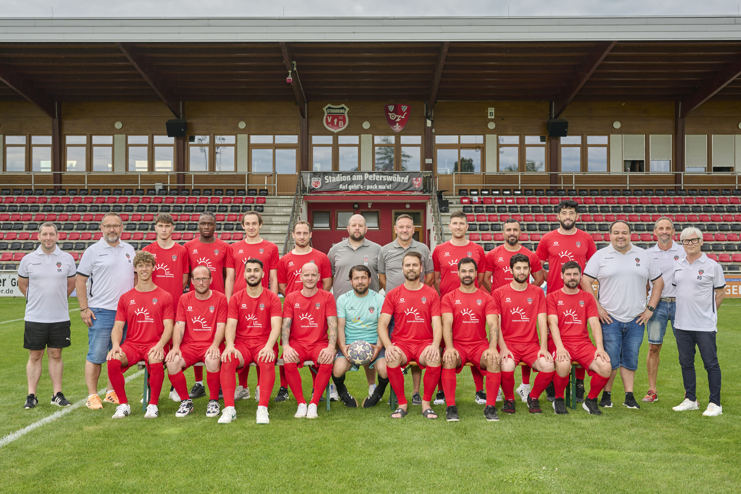 Mannschaftsfoto vor der Tribüne