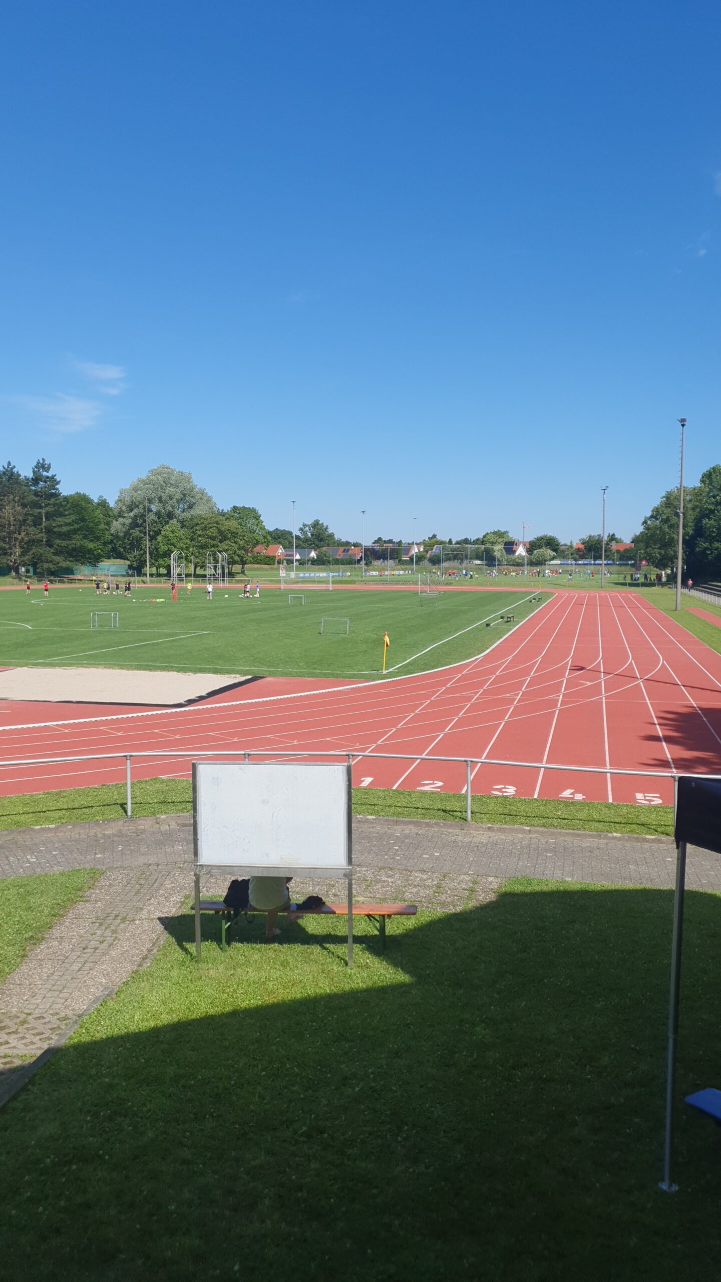 Bild vom Fußballplatz bei strahlend blauem Himmel